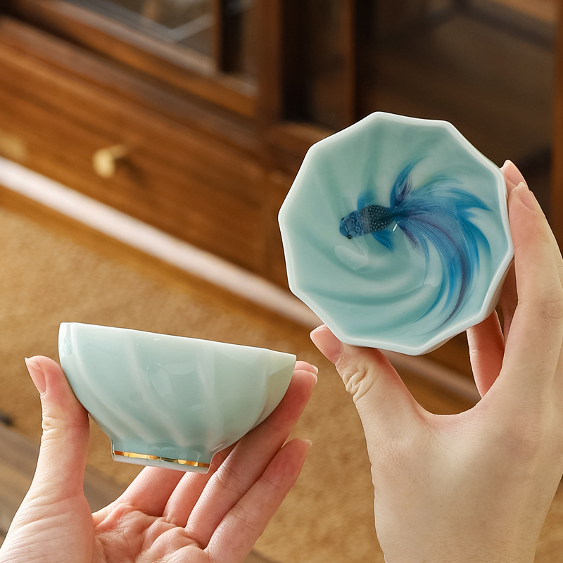 Celadon Ceramic Cup - ถ้วยชงชาทรงพิเศษลายปลาคาร์ฟจากหลงเฉวียน เครื่องใช้ชงชาขนาดใหญ่สำหรับชงชาแบบกังฟู